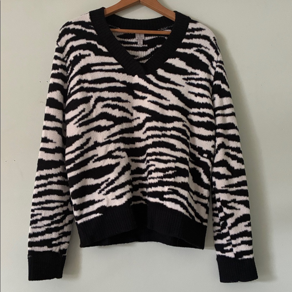 Tristan Black and White Zebra V-Neck Fuzzy Sweater Size Medium